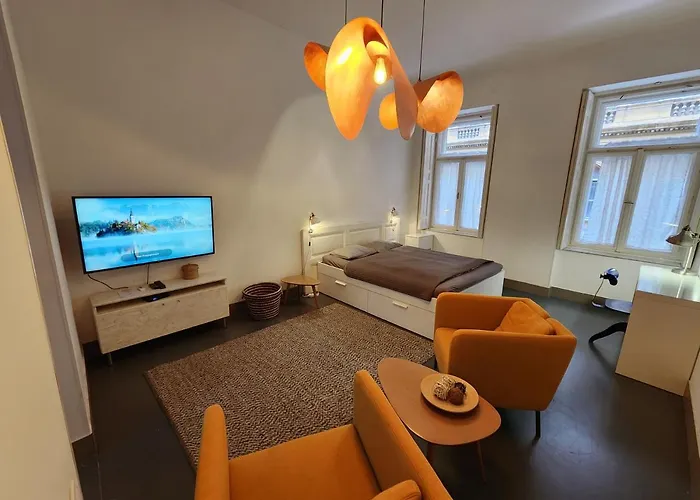 Stylish Holiday Art Apartment - Wifi & Great Location