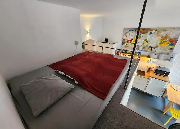 Stylish Holiday Art Apartment - Wifi & Great Location